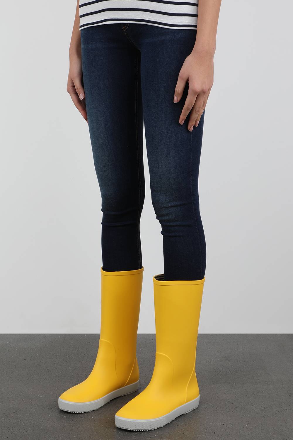 תמונת כל הלוק של מגפי גשם בצבע צהוב